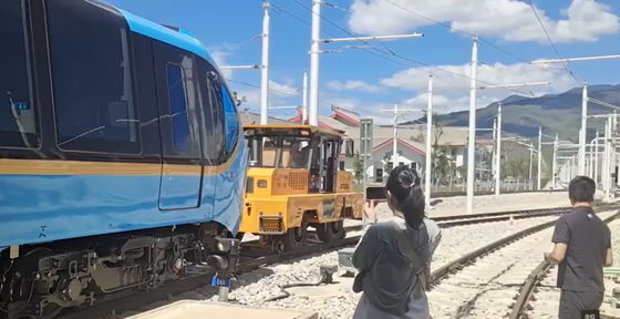 Long Service Life Railroad Car Mover Bidirectional Traction 12000 KG
